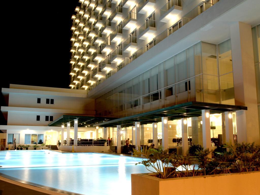 Sintesa Peninsula Hotel Manado Exterior foto