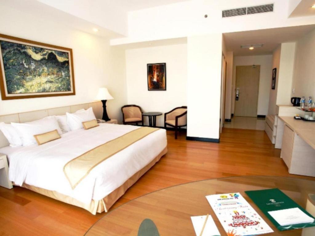 Sintesa Peninsula Hotel Manado Exterior foto